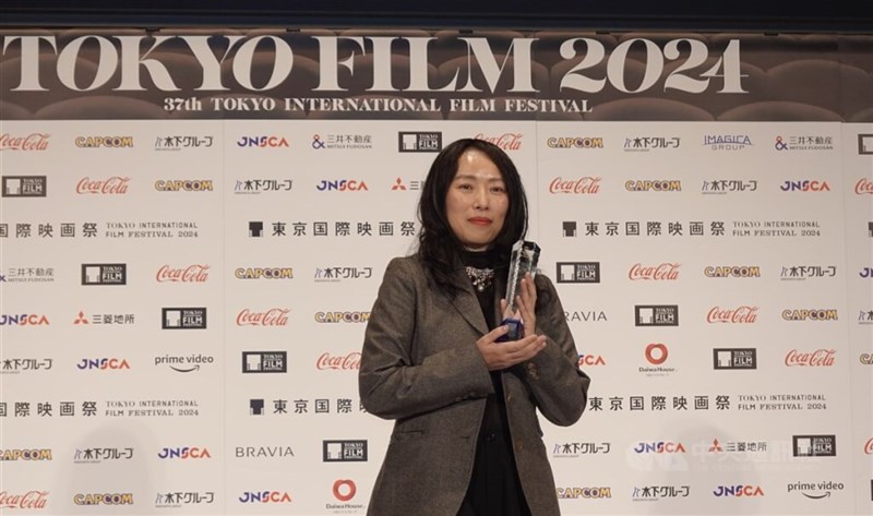 Sutradara Taiwan, Fu Tien-yu (傅天余), menerima Penghargaan Kurosawa Akira di Festival Film Internasional Tokyo (TIFF) pada 5 November. (Sumber Foto : CNA, 5 November 2024)