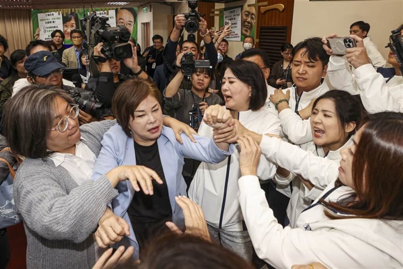 Pertikaian fisik antaranggota Yuan Legislatif dalam rapat Komisi Ekonomi hari Rabu. (Sumber Foto : CNA, 6 November 2024)