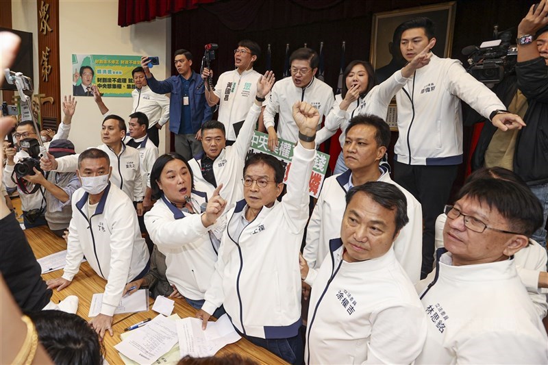 Ketua Komisi Ekonomi Yuan Legislatif dari Kuomintang, Chen Yu-jen (depan, kedua dari kiri), bersama para anggota partai yang sama dalam rapat komisi hari Rabu. (Sumber Foto : CNA, 6 November 2024)