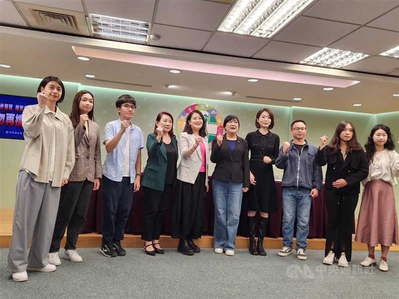 Konferensi pers DPP pada Kamis, dihadiri para pemagangnya, generasi kedua imigran baru Indonesia, Cheng Wei-yin (kedua dari kiri); Vietnam, Hsiao Cheng-chieh (ketiga dari kiri); dan Myanmar, Teng Chia-lin (kedua dari kanan). (Sumber Foto : CNA, 7 November 2024)