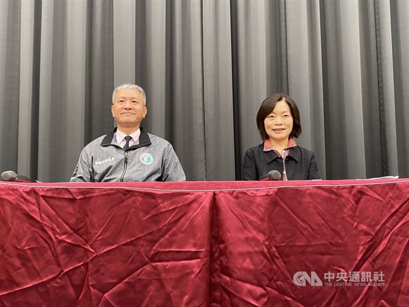 Menteri Ketenagakerjaan Ho Pei-shan (何佩珊) (kanan) dan kepala WDA MOL Tsai Meng-liang membahas masalah kekurangan tenaga kerja Taiwan dalam konferensi pers yang diadakan hari Jumat. (Sumber Foto : CNA, 8 November 2024)