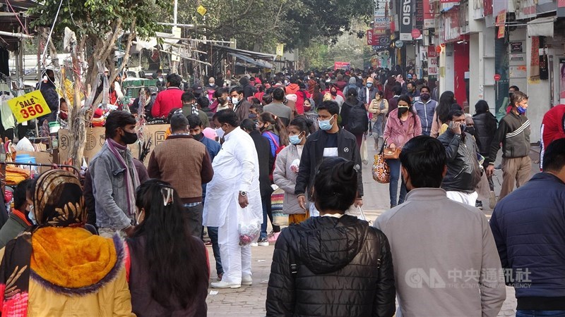 Pasar Sarojini Nagar di Delhi Selatan terlihat ramai dengan orang-orang pada Januari 2022. (Sumber Foto : Dokumentasi CNA)