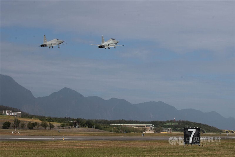 Jet tempur F-5 lepas landas dari Pangkalan Udara Chihhang di Kabupaten Taitung pada November 2023. (Sumber Foto : Dokumentasi CNA)