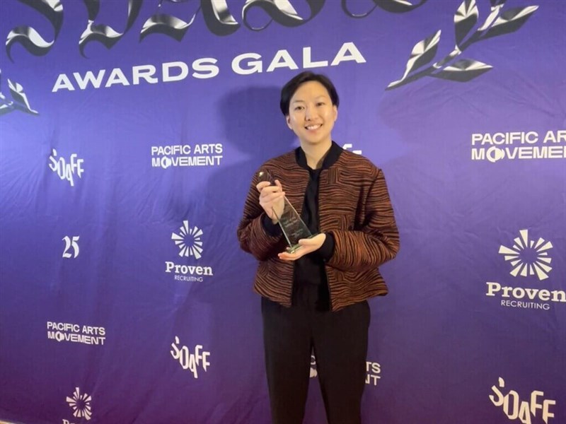 Direktur Taiwan-Amerika, Vicky Du, menunjukkan Hadiah Grand Jury Festival Film Asia San Diego 2024 yang dia menangkan dengan dokumenternya "Light of the Setting Sun" (迴光返照). (Sumber Foto : Taiwan Academy of the Taipei Economic and Cultural Office di Los Angeles)