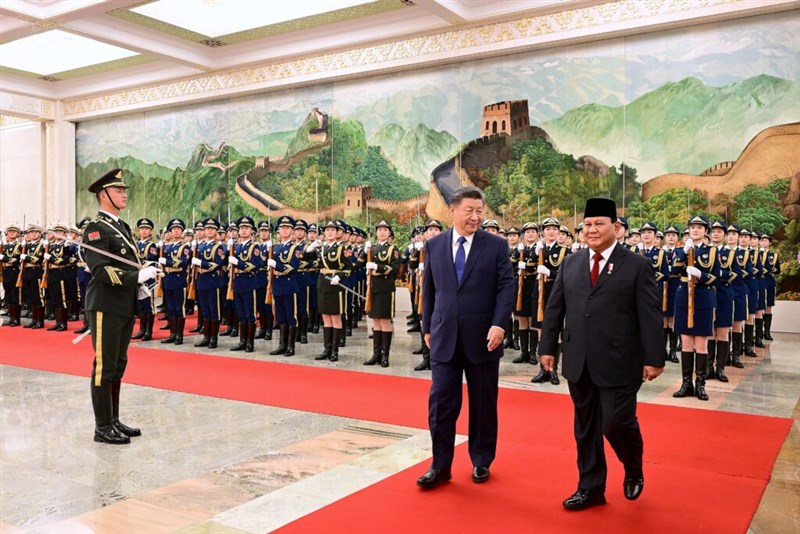 Presiden RI Prabowo Subianto (depan, kanan) bersama Presiden Tiongkok Xi Jinping (depan, kiri) di Beijing, Sabtu. (Sumber Foto : BPMI Sekretariat Presiden RI)