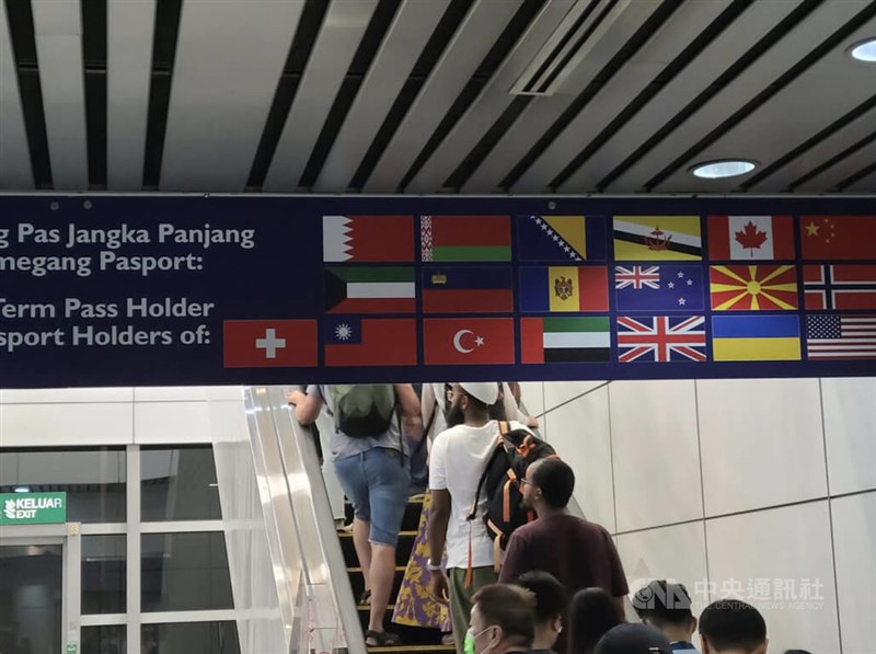 Di Bandara Internasional Kuala Lumpur Malaysia, bendera Taiwan dipajang berdampingan dengan negara-negara lain yang turut membuka akses. (Sumber Foto : CNA, 11 November 2024)