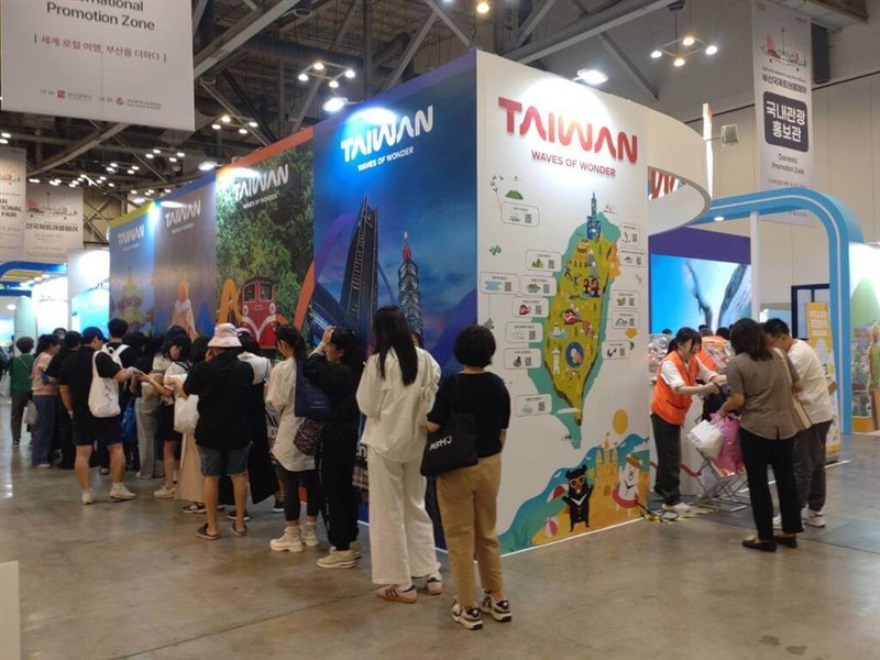 Pengunjung Pameran Perjalanan Internasional Busan 2024 pada akhir September menunggu dalam antrian untuk mengambil bagian dalam salah satu dari beberapa kegiatan di pameran Taiwan, yang telah mengadopsi tema kampanye baru "Wave of Wonder" yang diperkenalkan sebelumnya tahun ini. (Sumber Foto : Kantor TA di Busan 30 September 2024)