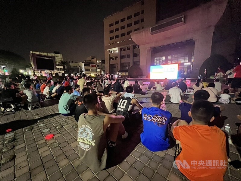 Penggemar baseball menonton siaran langsung di pusat kota Taichung pada Rabu. (Sumber Foto : CNA,13 November 2024)