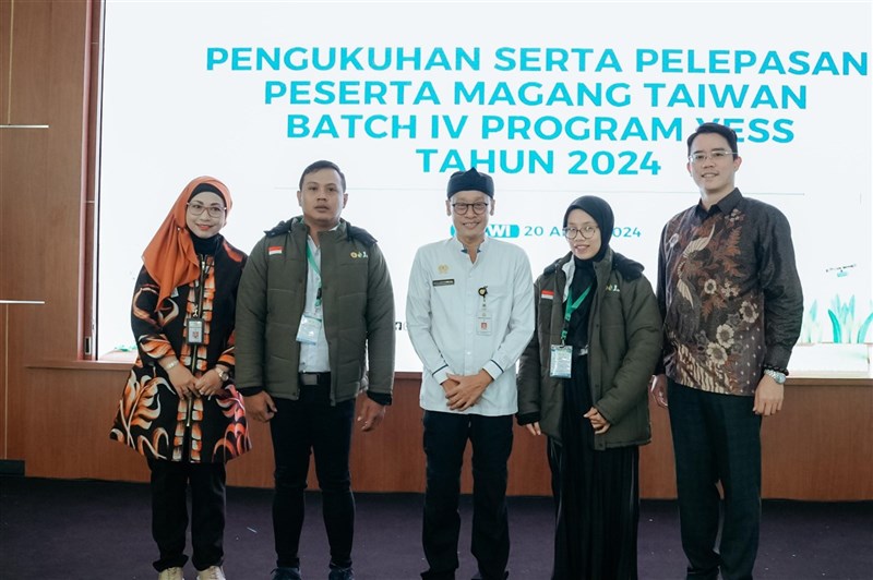 Sekretaris Kementerian Pertanian Taiwan di TETO Indonesia, Kuo Chao-kai (kanan), dalam acara pelepasan petani muda Indonesia yang akan magang ke Taiwan pada April 2024. (Sumber Foto : Dokumentasi TETO Indonesia)