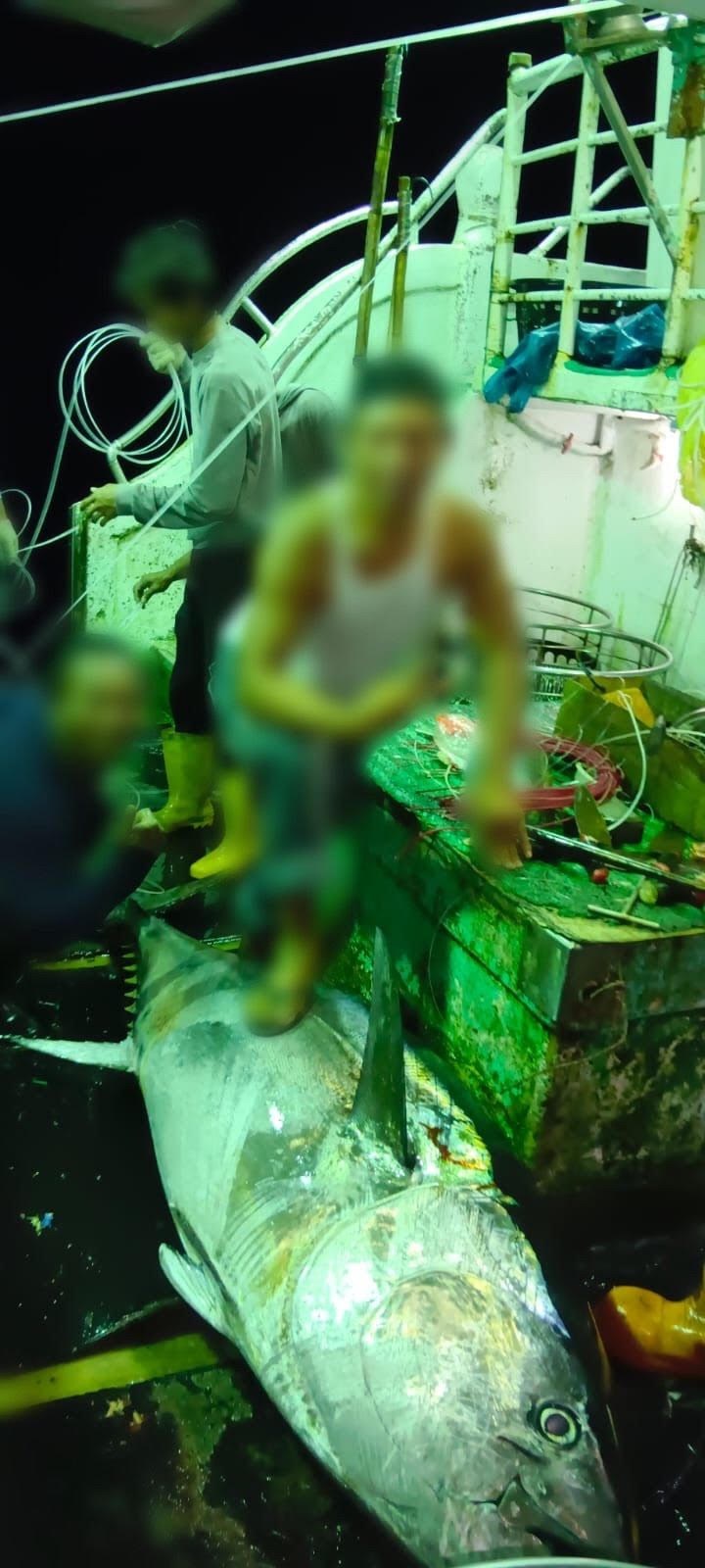 Foto Bowo dan rekan-rekannya saat bekerja di kapal penangkap ikan Fu Yu. (Sumber Foto : Bowo)