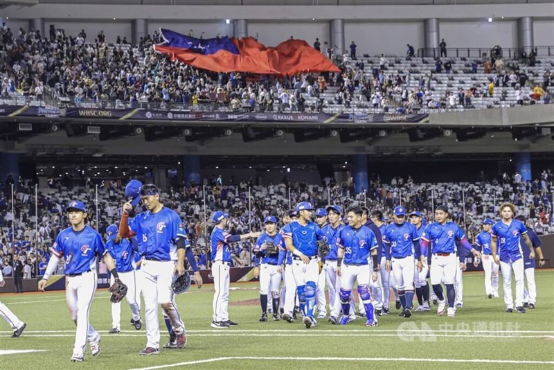 Penggemar mengibarkan bendera kebangsaan Republik Tiongkok (Taiwan) dalam perayaan kemenangan grup kedua Premier12 negara tersebut. (Sumber Foto : CNA, 14 November 2024)