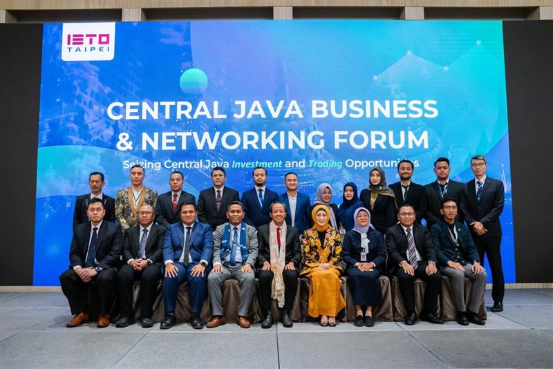 Foto bersama delegasi DPMPTSP dan Dekranasda Provinsi Jawa Tengah, serta Pelaku Usaha Jawa Tengah dengan KDEI Taipei. (Sumber Foto: KDEI)