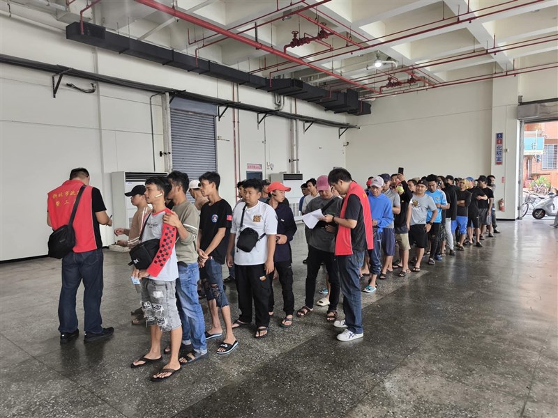 Para ABK di pelabuhan Wanli berbaris rapi mengantri pembagian selimut dan baju musim dingin yang diberikan oleh Biro Ketenagakerjaan Kota New Taipei. (Sumber Foto : Kadir).