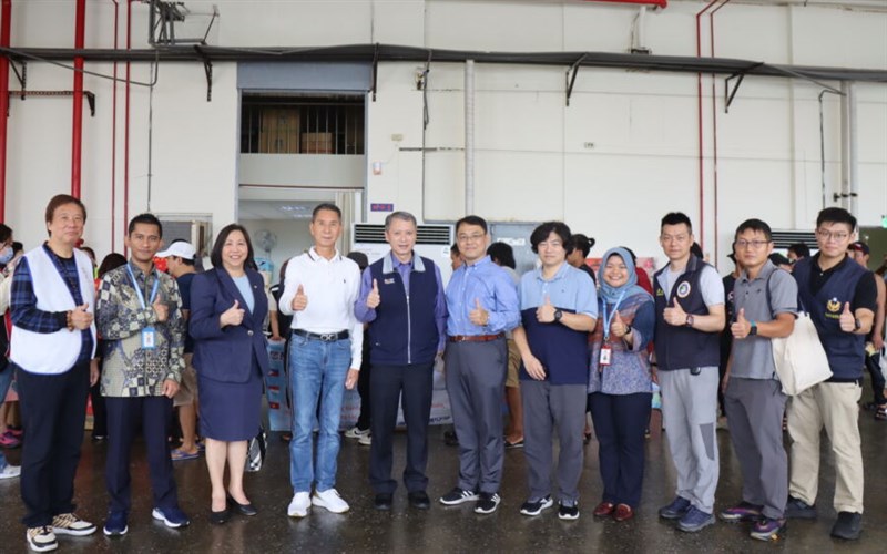 Chen Rui Jia (陳瑞嘉) Kepala Biro Ketenagakerjaan Kota New Taipei (memakai rompi di tengah) dan segenap jajaran perwakilan KDEI serta MECO dan perwakilan dari Direktorat Jenderal Perikanan (FA) berfoto bersama setelah kegiatan selesai. (Sumber Foto : Biro Ketenagakerjaan Kota New Taipei).