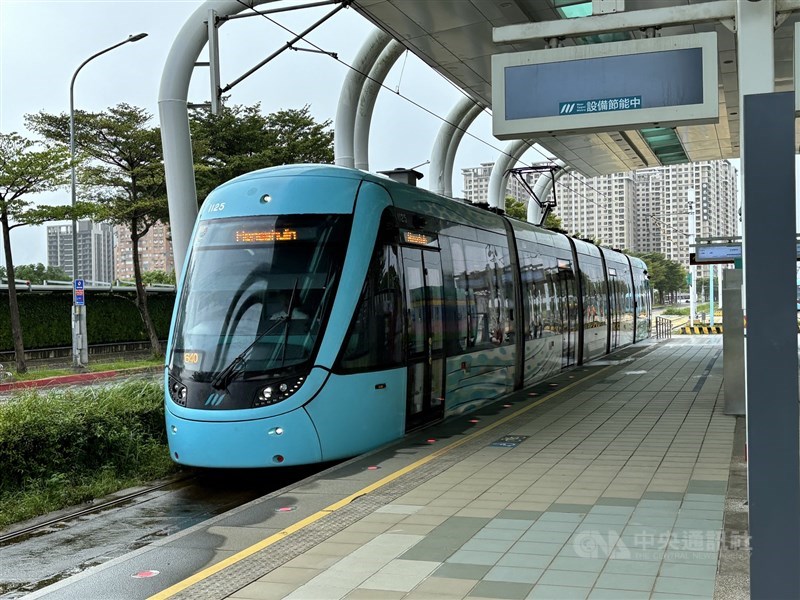 Kereta Light Rail Transit (LRT) Danhai tiba di stasiun di Distrik Tamsui New Taipei pada hari Jumat. (Sumber foto : CNA, 15 November 2024)