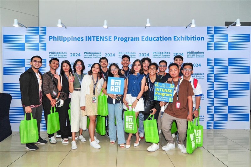 Siswa-siswa Filipina berpose bersama setelah belajar tentang program INTENSE pada bulan April. (Sumber Foto : Kantor Ekonomi dan Budaya Taipei di Filipina)