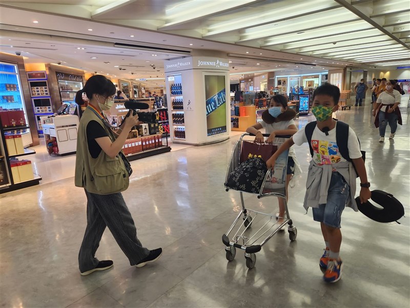 Tsai Chia-hsuan merekam kedua anak Euis di Bandara Internasional Taoyuan. (Sumber Foto : Tsai Chia-hsuan)