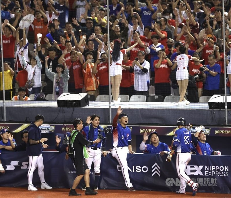 Lin Li menerima pengakuan dari rekan satu timnya setelah home run tiga poin. (Sumber Foto : CNA, 17 November 2024)