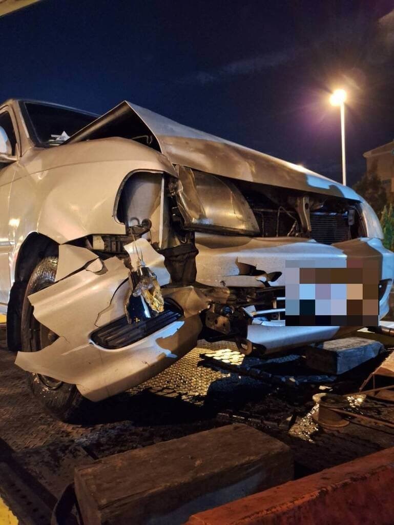 Mobil van berwarna perak yang dikendarai warga Vietnam menabrak mobil kecil di Jalan Tol Nasional No. 3, Minggu. (Sumber Foto : Kepolisian)