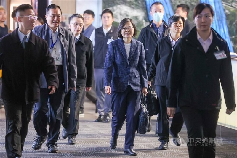 Mantan Presiden Tsai Ing-wen (蔡英文, tengah) pada Rabu meninggalkan Taiwan ke Kanada. (Sumber Foto : CNA, 20 November 2024)