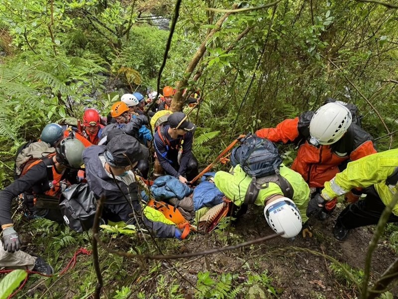 Seorang pria paruh baya yang hilang saat mendaki di Yilan hari Minggu ditemukan pada Kamis. (Sumber Foto : Departemen Pemadam Kebakaran Kabupaten Yilan)