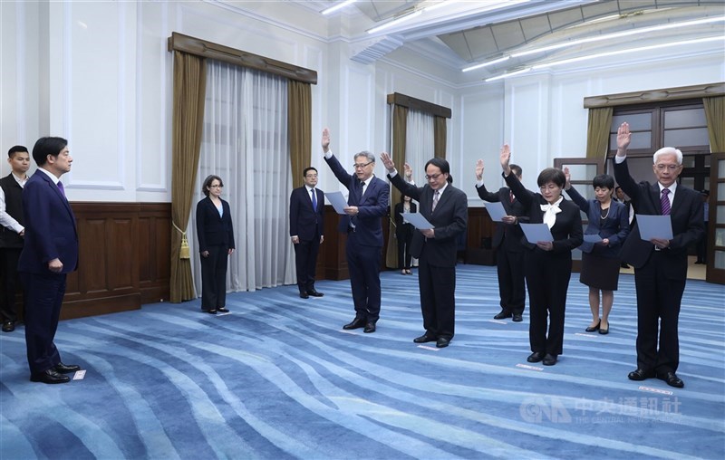 Presiden Lai Ching-te (depan, kiri) memimpin upacara pengambilan sumpah sejumlah pejabat baru di Kantor Kepresidenan, Kamis. (Sumber Foto : CNA, 21 November 2024)