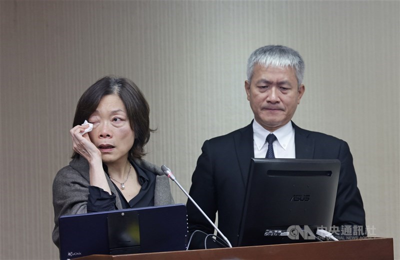 Menteri Ketenagakerjaan Ho Pei-shan (kiri) dalam sebuah sidang legislatif pada Rabu. (Sumber Foto : CNA, 20 November 2024)