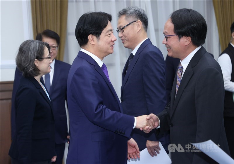 Presiden Lai Ching-te (depan, kedua dari kiri) dan Wakil Presiden Hsiao Bi-khim (depan, kiri) mengucapkan selamat kepada para pejabat baru Taiwan di Kantor Kepresidenan, Kamis. (Sumber Foto : CNA, 21 November 2024)