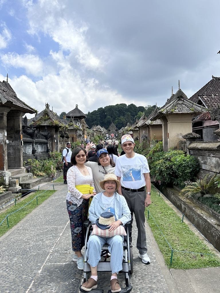Ephi (tengah belakang) saat berlibur dengan keluarga majikannya di Bali. (Sumber Foto : Ephi)