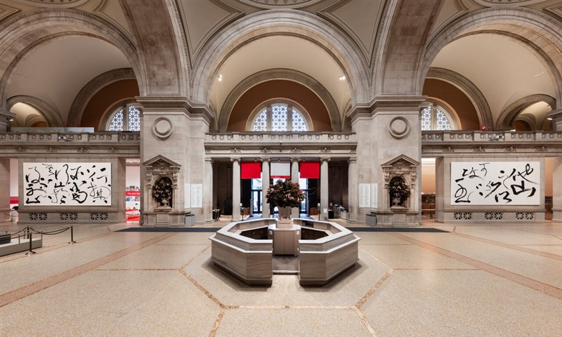 Dua karya kaligrafi oleh Tong yang dipamerkan di museum. (Sumber Foto : The Met)