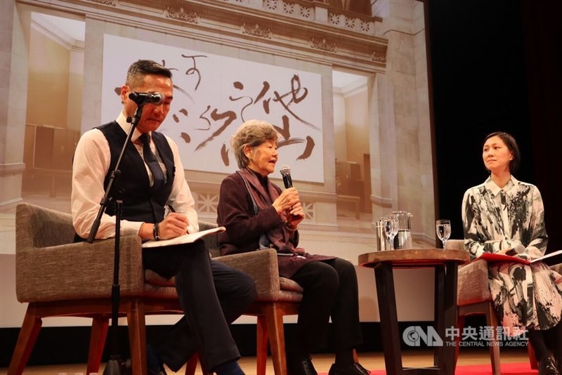 Kaligrafer ternama Taiwan, Tong Yang-tze (tengah), memberikan pidato selama pameran "Dialog" di museum. (Sumber Foto : CNA, 22 November 2024)