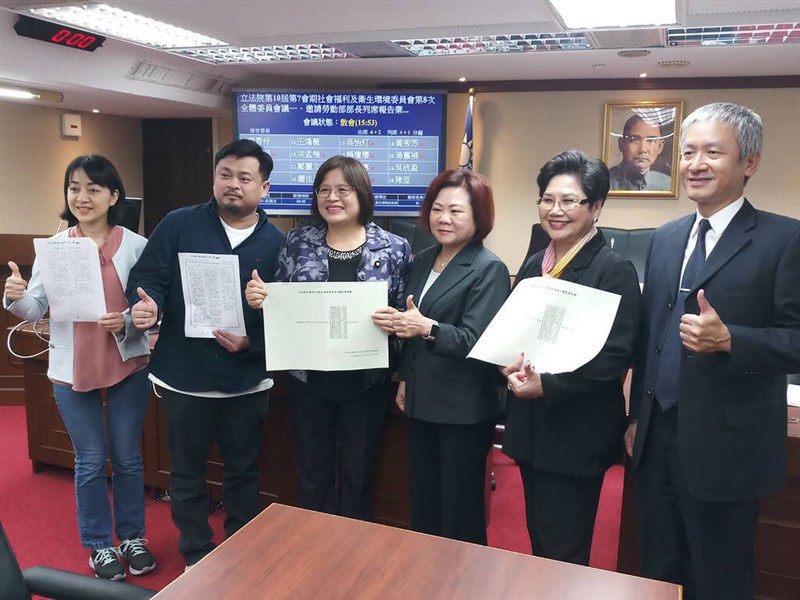 Hung Sun-han (kedua dari kiri) dalam sebuah rapat di Yuan Legislatif yang membahas perawat migran pada 23 September 2021. (Sumber Foto : Dokumentasi MOL)