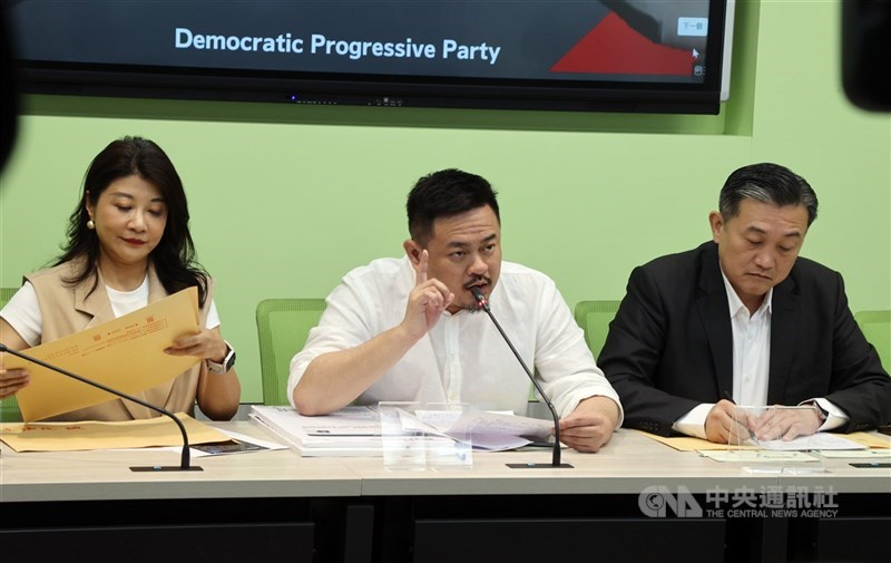 Hung Sun-han (tengah) berbicara dalam sebuah konferensi pers Partai Progresif Demokratik, 6 Mei 2024. (Sumber Foto : Dokumentasi CNA)