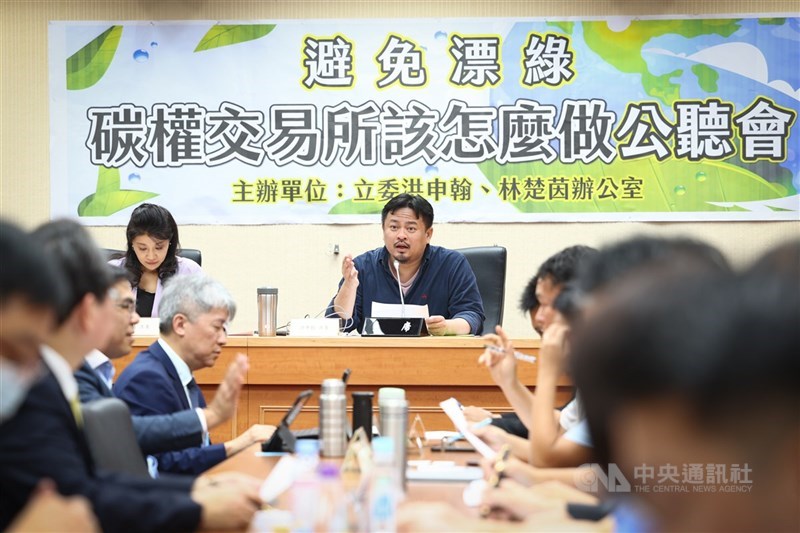 Hung Sun-han (belakang, kanan) berbicara dalam sebuah konferensi pers, 29 Juni 2023. (Sumber Foto : Dokumentasi CNA)