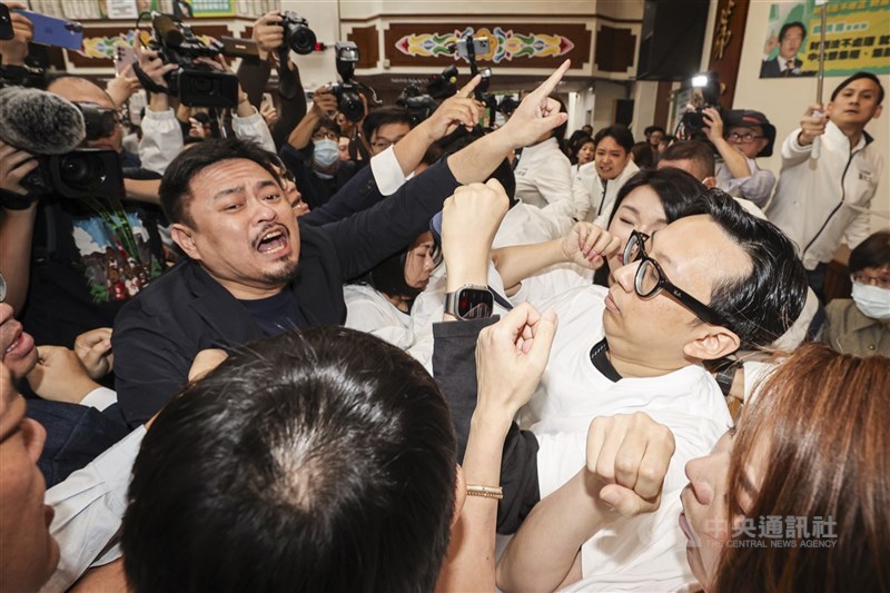 Hung Sun-han (kiri) dalam sebuah bentrokan di rapat komisi Yuan Legislatif, 6 November 2024. (Sumber Foto : Dokumentasi CNA)