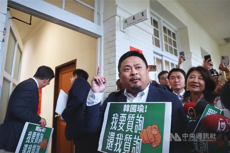 Hung Sun-han (depan) menuntut dibukakannya kesempatan interpelasi kebijakan di Yuan Legislatif pada 15 Maret 2024. (Sumber Foto : Dokumentasi CNA)