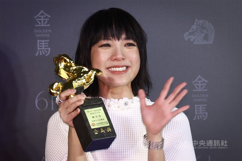 Chung Suet Ying memenangkan penghargaan Aktris Utama Terbaik untuk film "The Way We Talk." (Sumber Foto : CNA, 23 November 2024)