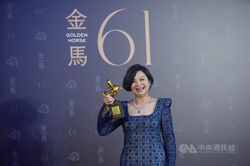 Yang Kuei-mei memenangkan penghargaan Aktris Pendukung Terbaik untuk film "Yen dan Ai-Lee." (Sumber Foto : CNA, 23 November 2024)