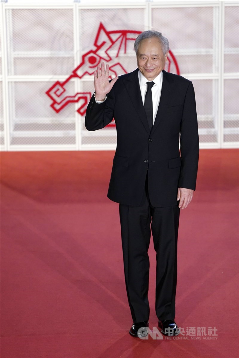 Sutradara Ang Lee tiba hadiri Penghargaan Golden Horse ke-61 pada Sabtu. (Sumber Foto : CNA, 23 November 2024)