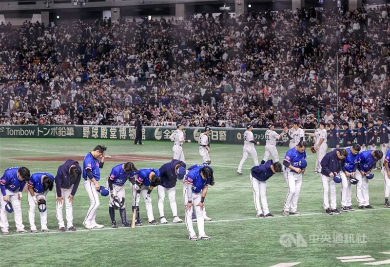 Pemain Tim Taiwan berterima kasih kepada penggemar atas dukungan mereka setelah kekalahan pada Sabtu melawan Jepang di Super Round turnamen Premier12. (Sumber Foto : CNA, 23 November 2024)