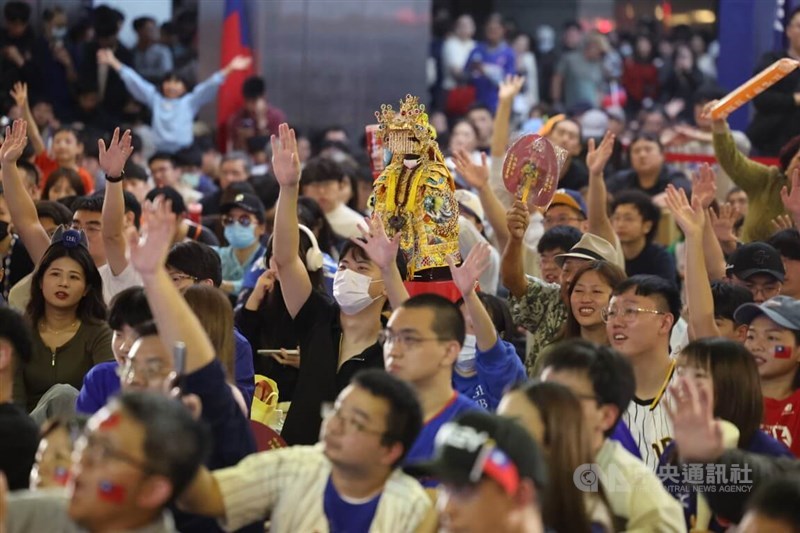 Seorang pendukung membawa patung Dewi Mazu di luar Taipei City Hall untuk mendukung Taiwan dalam laga final Premier12 melawan Jepang, Minggu. (Sumber Foto : CNA, 24 November 2024)