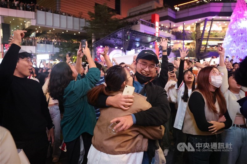 Para penggemar merayakan kemenangan tim nasional bisbol Taiwan di acara nonton bersama di Pusat Perbelanjaan Xinyi di Taipei, Minggu. (Sumber Foto : CNA, 24 November 2024)