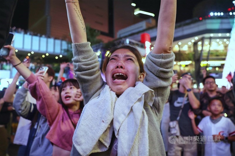 Penggemar menyambut kemenangan tim nasional bisbol Taiwan di acara nobar di Pusat Perbelanjaan Xinyi di Taipei, Minggu. (Sumber Foto : CNA, 24 November 2024)