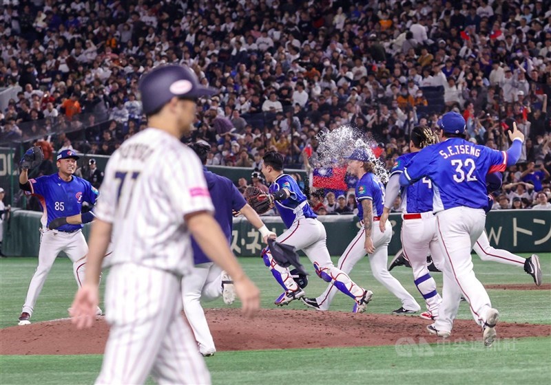 Pemain Tim Taiwan merayakan setelah mereka mengunci kemenangan di Pertandingan Kejuaraan Premier12 WBSC di Tokyo Dome, Minggu. (Sumber Foto : CNA, 24 November 2024)