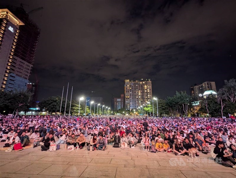 Alun-alun Taichung City Hall dipadati para penggemar yang menonton tim nasional Taiwan, Minggu. (Sumber Foto : CNA, 24 November 2024)