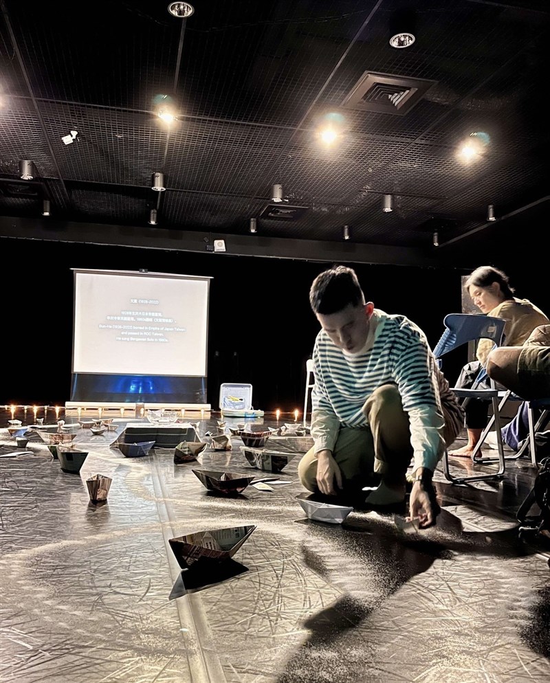 Penampilan Li Wen Hao dalam “SOLO — A Research Based Art Project” yang digelar di C-Lab, Minggu (24/11). (Sumber Foto: Vivien Lee)