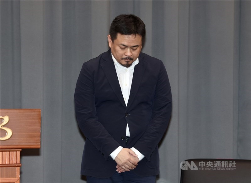 Menteri Ketenagakerjaan Hung Sun-han membungkuk dalam upacara serah-terima jabatan, Senin. (Sumber Foto : CNA, 25 November 2024)