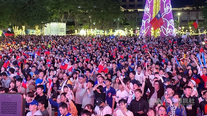 Penggemar bisbol menonton siaran langsung turnamen di New Taipei City Plaza. (Sumber Foto : CNA, 24 November 2024)