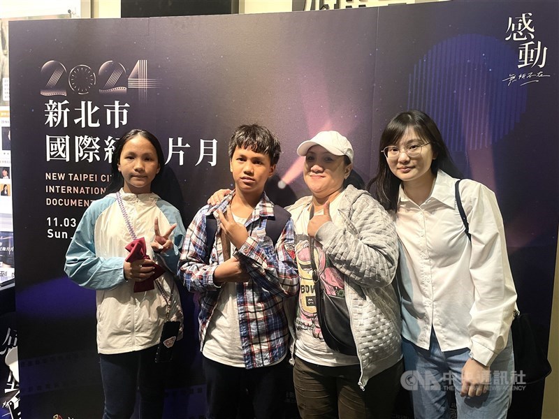 Sutradara Tsai Chia-Hsuan (Kanan) bersama dengan Euis (Topi) dan kedua anaknya dalam pemutaran film dokumenter Childhood in Between di New Taipei. (Sumber Foto : CNA, 24 November 2024) 