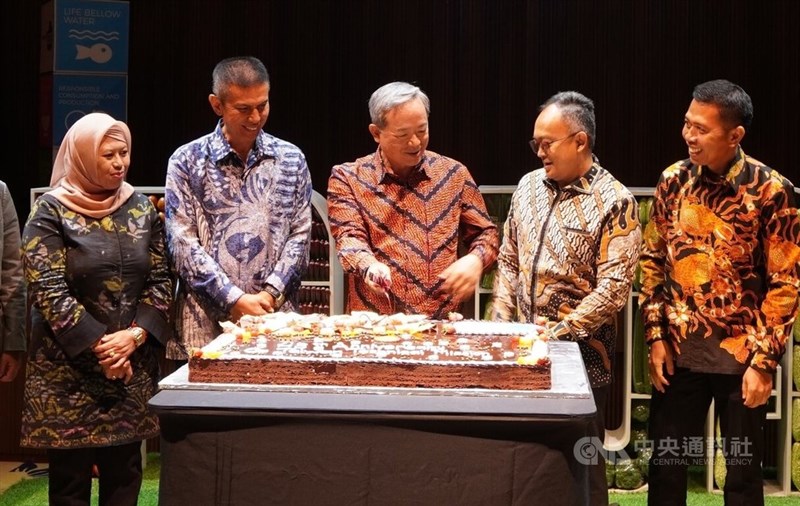 Perwakilan Taiwan untuk Indonesia, John C. Chen (tengah) bersama sejumlah pejabat kementerian Indonesia, memotong kue di acara TTM di Jakarta, Senin. (Sumber Foto : CNA, 25 November 2024)